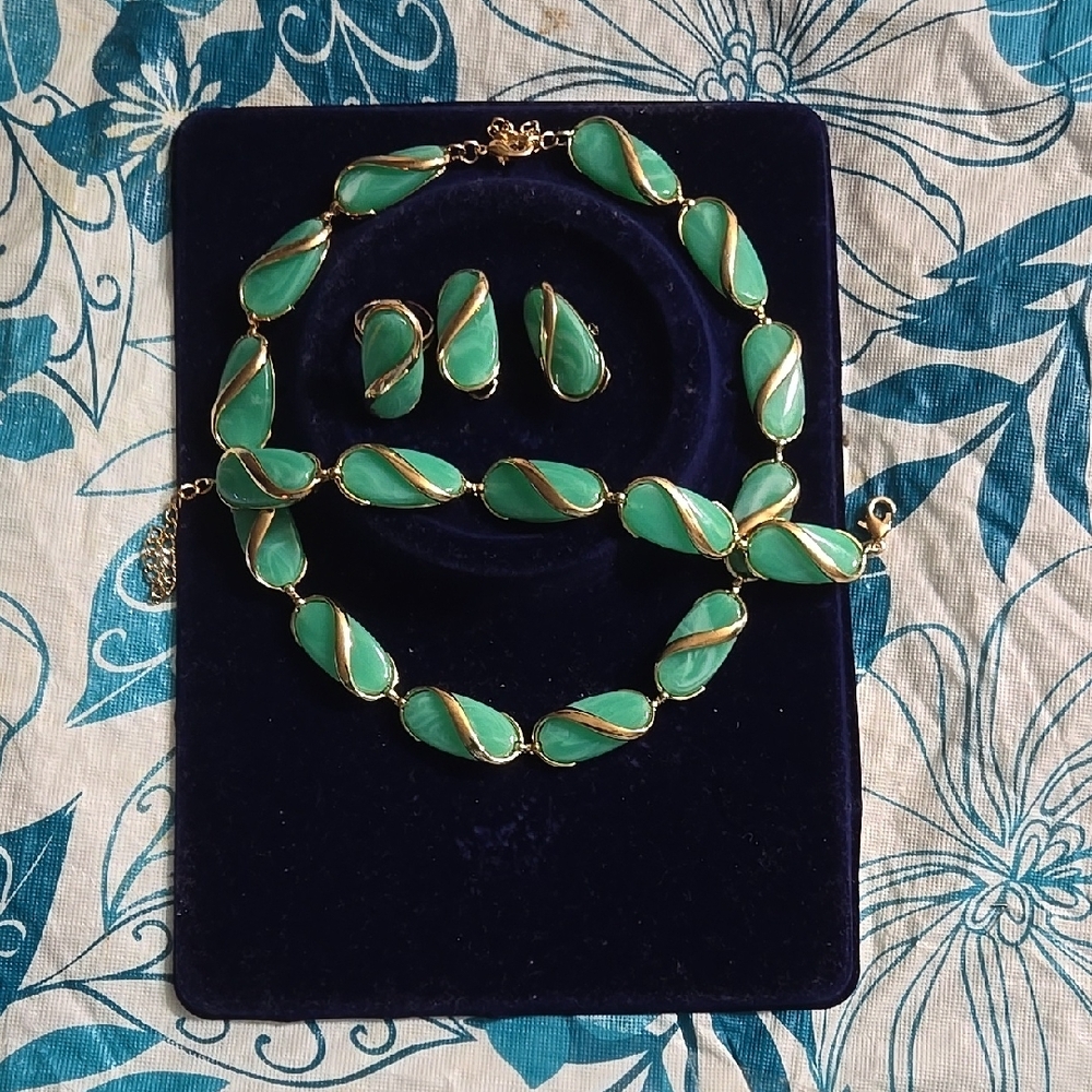 Elegant Green Jewelry Set